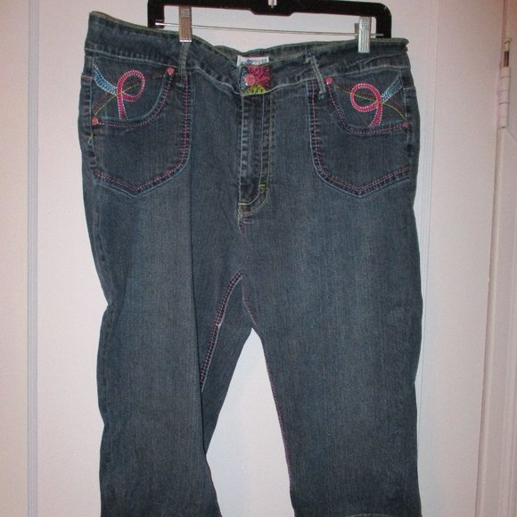 Embroidered & Applique Crop Jeans Plus 20W - Picture 3 of 9